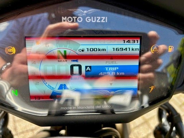 Das digitale Armaturenbrett des Moto Guzzi Motorrads zeigt Geschwindigkeit, Kraftstoffstand und Reiseinformationen auf dem Display an.