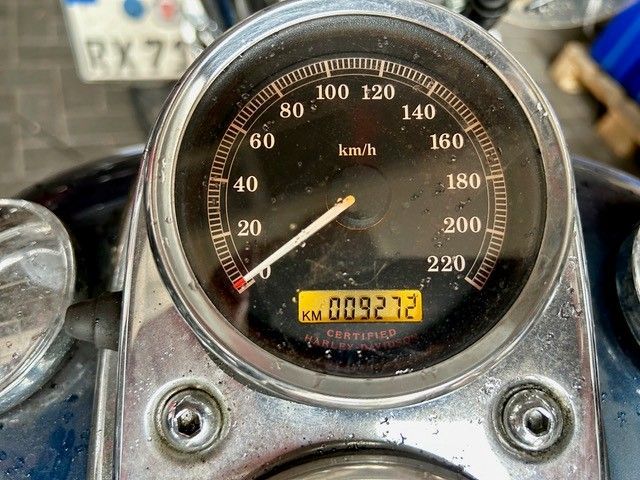 Ein Motorradtacho mit der Anzeige 25 km/h und 9.272 Kilometer.