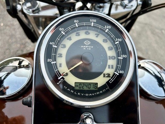 Eine Nahaufnahme eines Tachometers auf einem Harley-Davidson-Motorrad