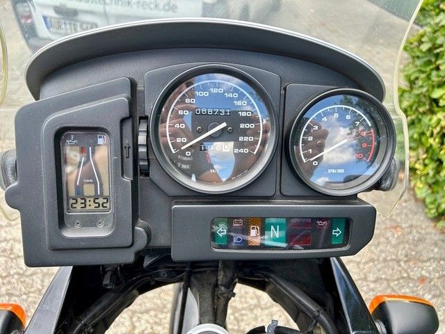 Motorrad-Armaturenbrett mit Anzeigen, darunter Tachometer, Drehzahlmesser und Tankanzeige, sowie einer GPS-Anzeige.