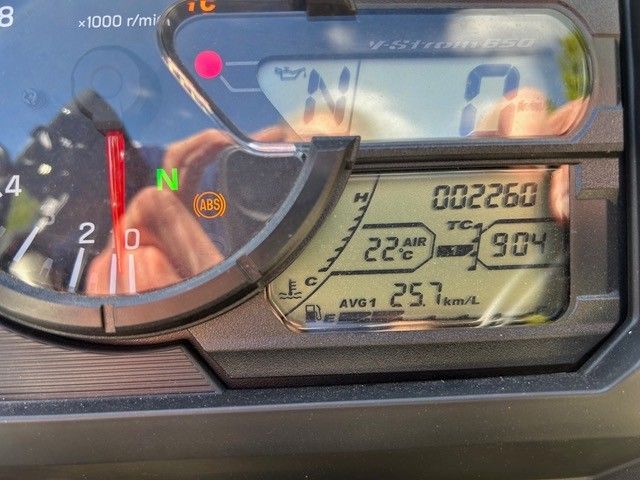 Motorrad-Armaturenbrett mit Tachometer, digitalem Kilometerzähler und Kontrollleuchten