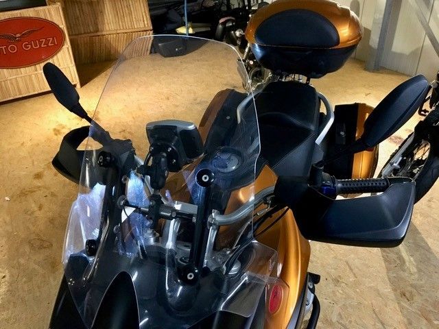 Ein Motorrad steht vor einer Kiste mit der Aufschrift „Moto Guzzi“