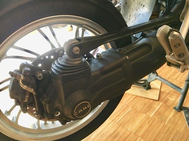 Eine Nahaufnahme des Hinterrads eines Motorrads