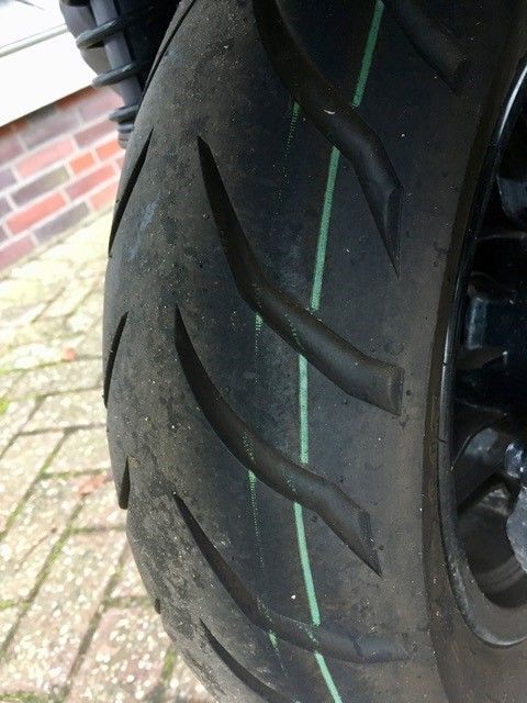Eine Nahaufnahme eines Reifens auf einem Motorrad
