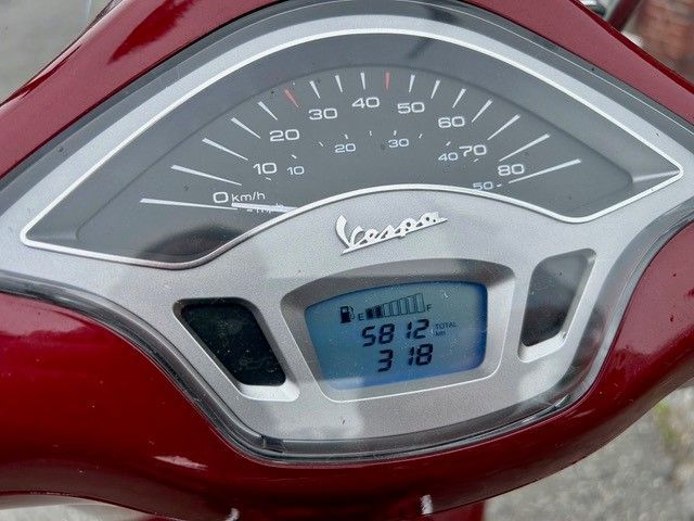 Eine Nahaufnahme eines Tachometers auf einem Vespa-Roller