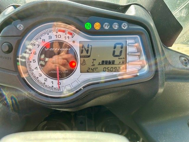 Motorrad-Armaturenbrett mit analogem Drehzahlmesser, digitaler Geschwindigkeitsanzeige und sichtbaren Kontrollleuchten