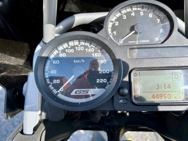 Armaturenbrett des Motorrads mit Tachometer, der 80 km/h anzeigt, Drehzahlmesser bei 3,5 und Kilometerzähler bei 44.950.