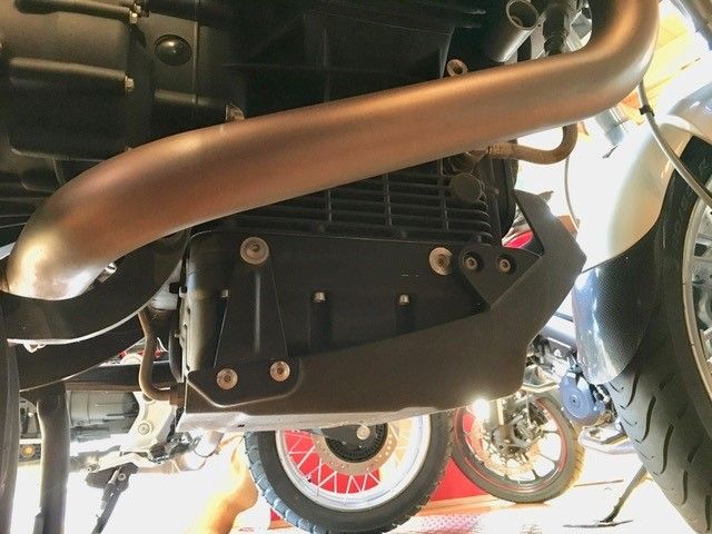 Eine Nahaufnahme der Unterseite eines Motorrades