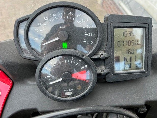 Eine Nahaufnahme eines Tachometers auf einem Motorrad