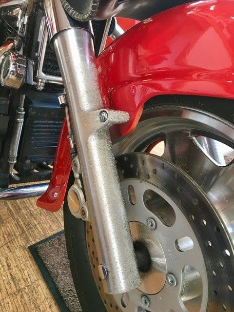 Eine Nahaufnahme des Vorderrads eines Motorrads