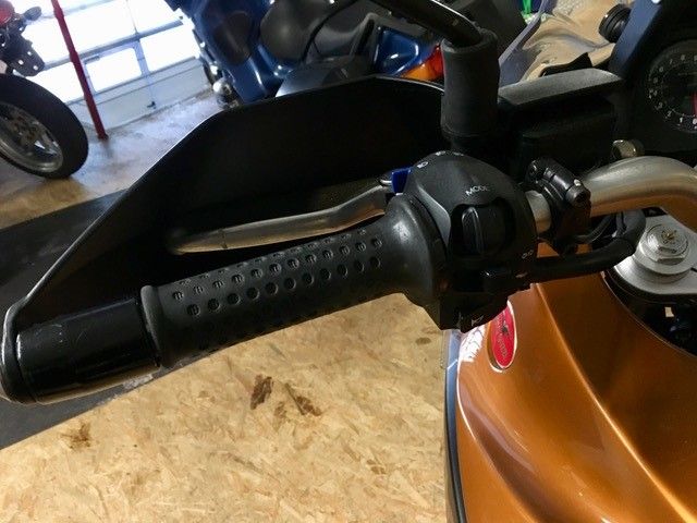 Eine Nahaufnahme des Lenkers eines Motorrads