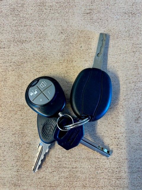 Ein Schlüsselbund und eine Fernbedienung auf einem Tisch