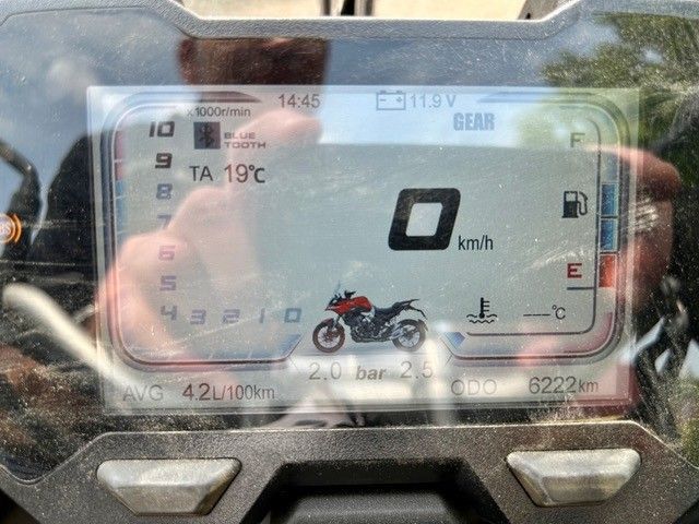 Eine Nahaufnahme des Armaturenbretts eines Motorrads mit einem Motorrad darauf.