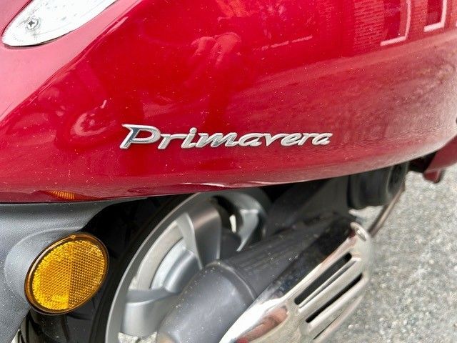 Ein roter Roller mit dem Wort Primavera auf der Seite