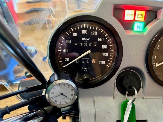 Eine Nahaufnahme eines Tachometers auf einem Motorrad