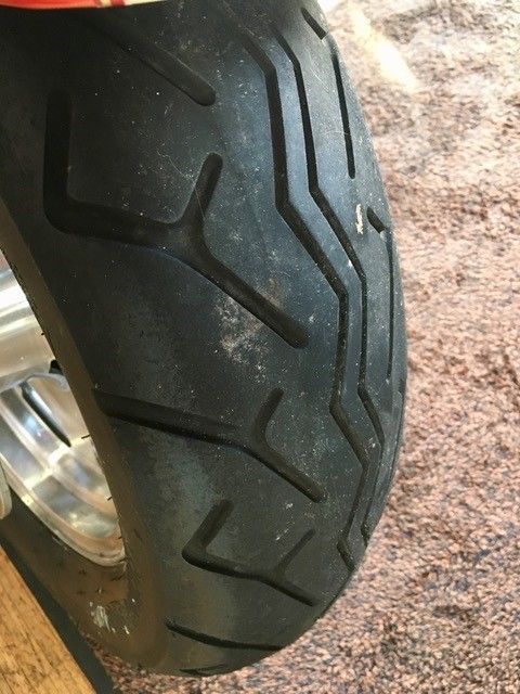 Eine Nahaufnahme eines Reifens auf einem Motorrad