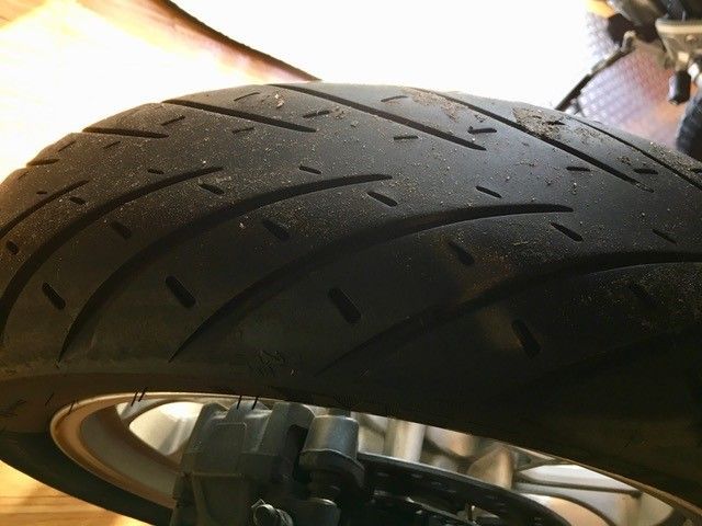 Eine Nahaufnahme eines Reifens auf einem Motorrad