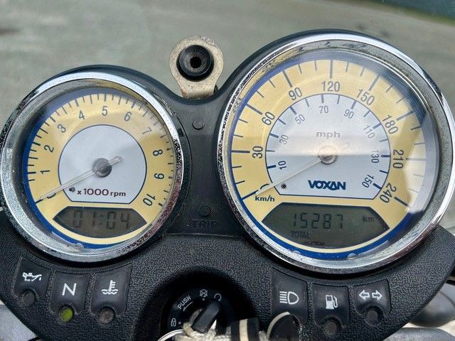 Motorrad-Armaturenbrett mit Tachometer, Drehzahlmesser und Digitalanzeige mit einem Stand von 528 Meilen.