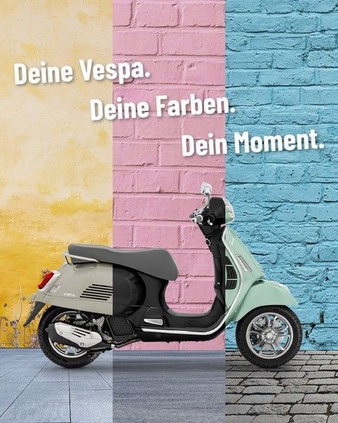 Vespa-Roller vor buntem Backstein- und Stuckhintergrund. Text: Deine Vespa, deine Farben, dein Moment.