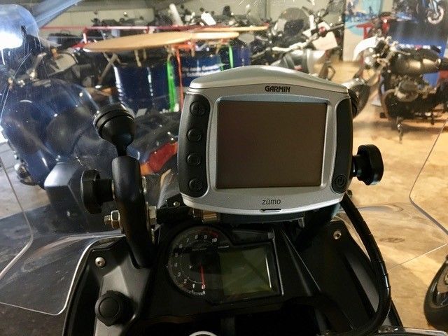 Ein Garmin-Gerät ist an der Vorderseite eines Motorrads montiert