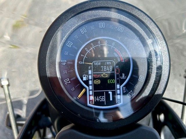 Kombiinstrument eines Motorrads mit Tachometer, Drehzahlmesser, Tankanzeige, Ganganzeige und Warnleuchten; 7848 Meilen.