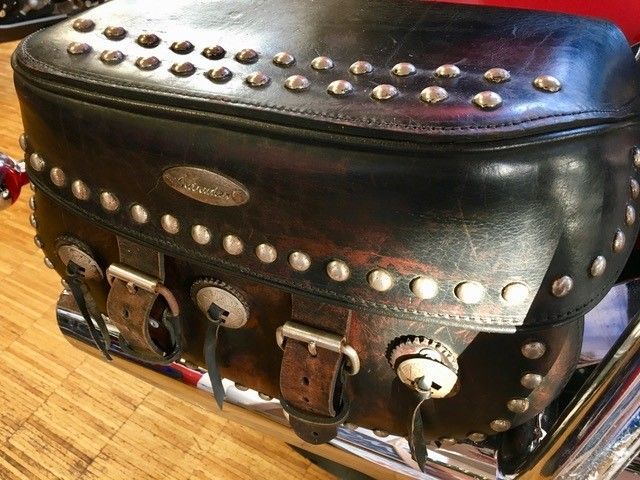 Eine Nahaufnahme einer Ledertasche auf einem Motorrad