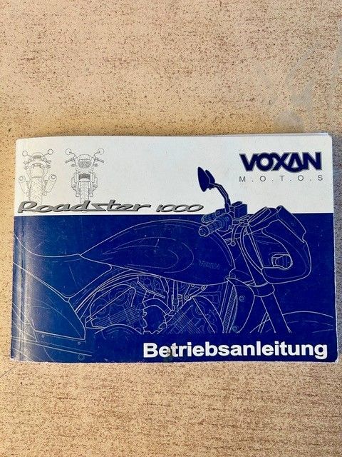 Bedienungsanleitung für das Motorrad Voxan Roadster 1000, blau-weißer Einband mit deutschem Text „Betriebsanleitung“