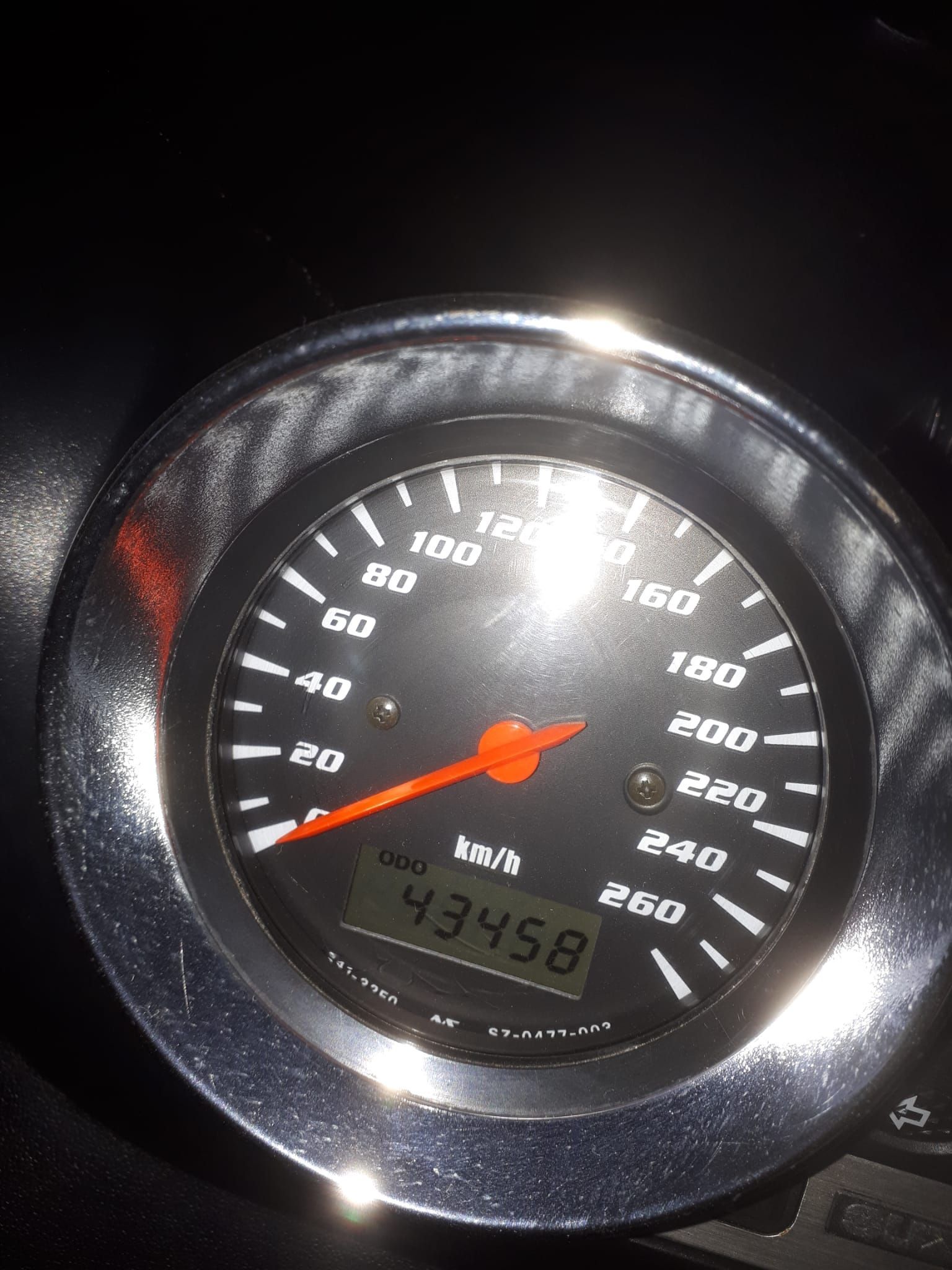 Eine Nahaufnahme eines Tachometers auf einem Motorrad