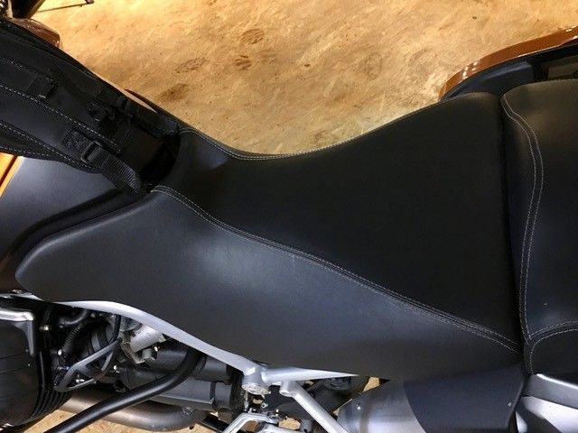 Eine Nahaufnahme eines Motorradsitzes auf einem Holzboden.