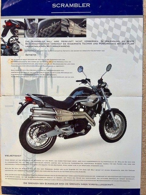 Seite einer Motorradbroschüre mit Abbildung einer schwarzen Ducati Scrambler, technischen Daten und kleinen Actionfotos.