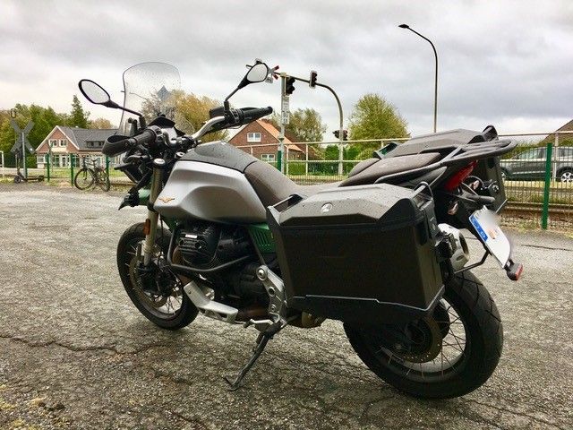 Auf einem Parkplatz steht ein Motorrad am Straßenrand.