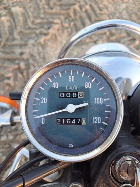 Eine Nahaufnahme eines Tachometers auf einem Motorrad