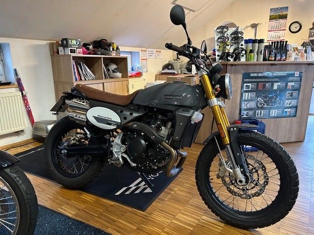 In einem Raum neben einem Tresen ist ein Motorrad geparkt.