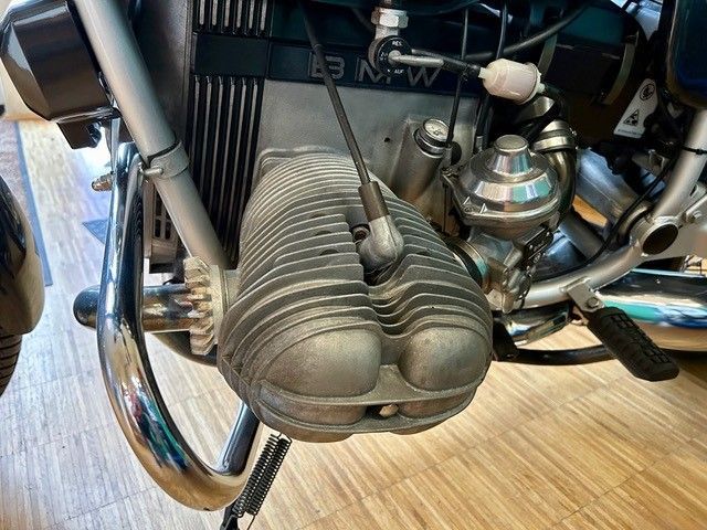 Eine Nahaufnahme eines Motorradmotors auf einem Holzboden.