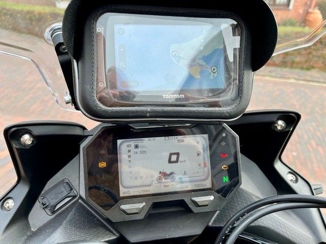 Eine Nahaufnahme des Armaturenbretts eines Motorrads mit einem GPS darauf.