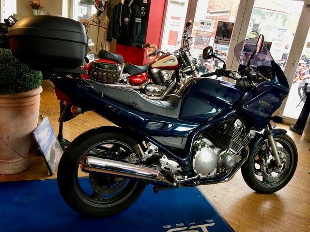 Ein Yamaha-Motorrad steht in einem Ausstellungsraum