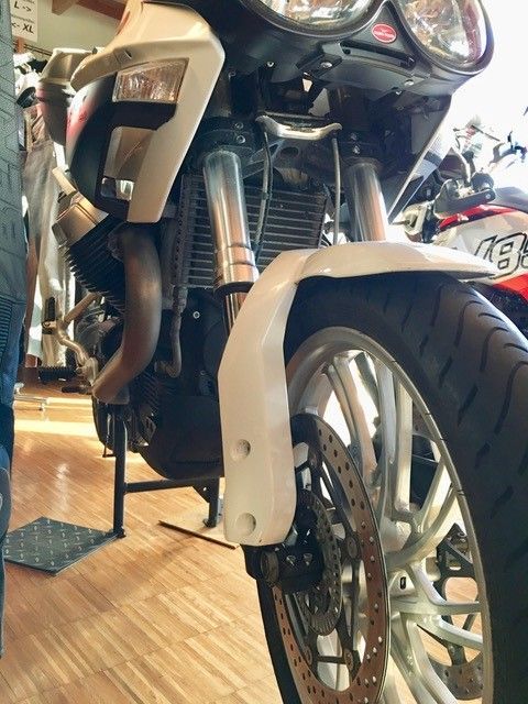 Eine Nahaufnahme eines Motorrads mit einem Nummernschild mit der Aufschrift GS