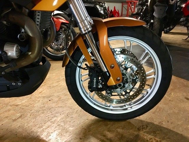 Eine Nahaufnahme des Vorderrads eines Motorrads