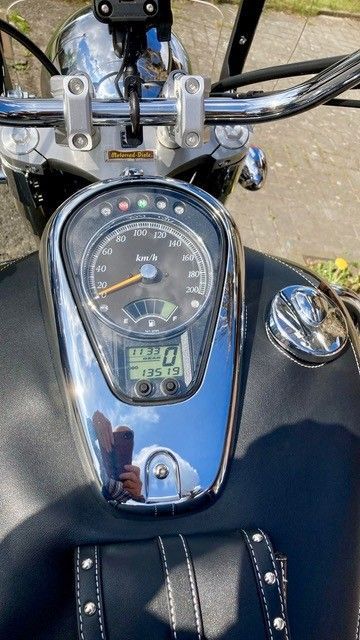 Eine Nahaufnahme des Armaturenbretts eines Motorrads.