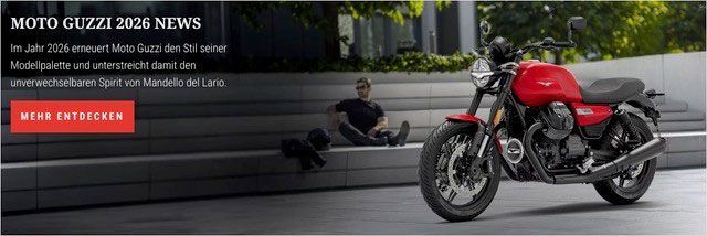 Ein Motorrad ist am Straßenrand geparkt, im Hintergrund sind Berge zu sehen.