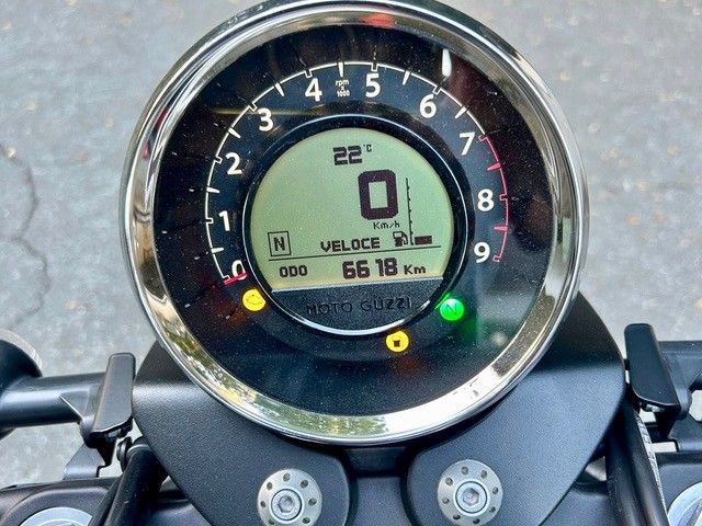 Motorrad-Armaturenbrett mit digitalem 0-mph-Tachometer und Kontrollleuchten, darüber ein verchromter analoger Drehzahlmesser.