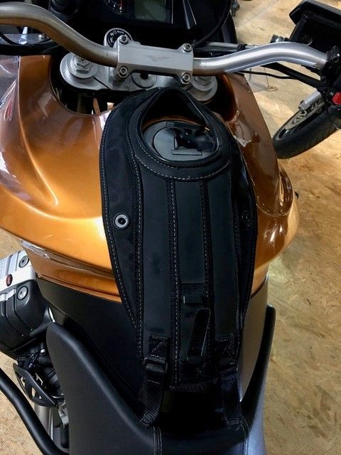 Ein Motorrad mit einem daran befestigten schwarzen Tankrucksack