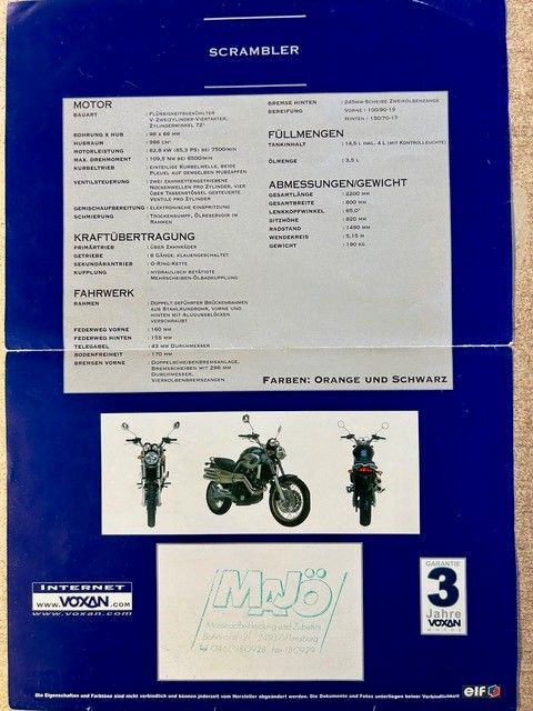Blaue Yamaha Scrambler-Broschürenseite mit Fotos des Motorrads und technischen Daten.