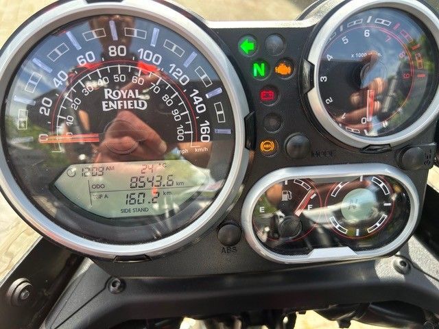 Motorrad-Armaturenbrett mit Tachometer, Anzeigen und beleuchteter grüner Leerlaufanzeige