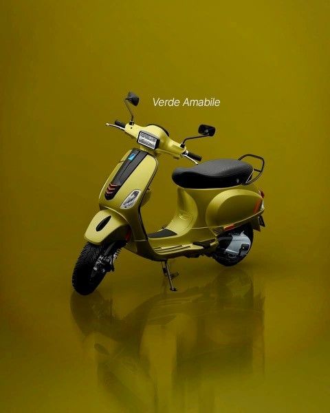 Grüner Vespa-Roller auf passendem gelbgrünem Hintergrund mit dem Text „Verde Amabile“.