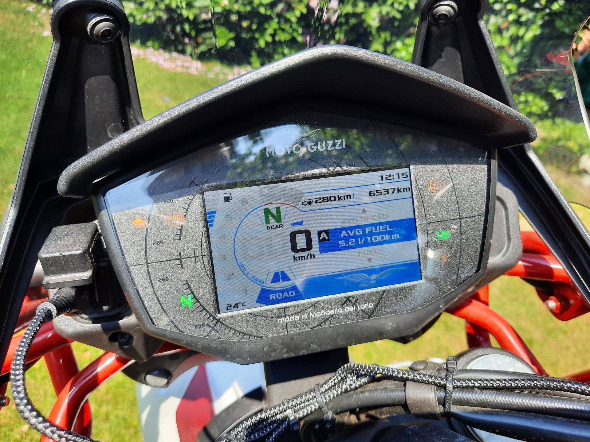 Eine Nahaufnahme eines Motorrad-Armaturenbretts mit einem blauen Bildschirm