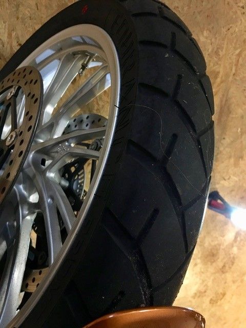 Eine Nahaufnahme von einem Motorrad-Rad und Reifen