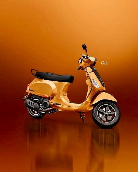 Gelber Vespa-Roller auf orangefarbenem reflektierendem Hintergrund.