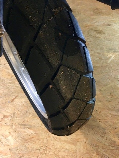 Eine Nahaufnahme eines Reifens auf einem Motorrad