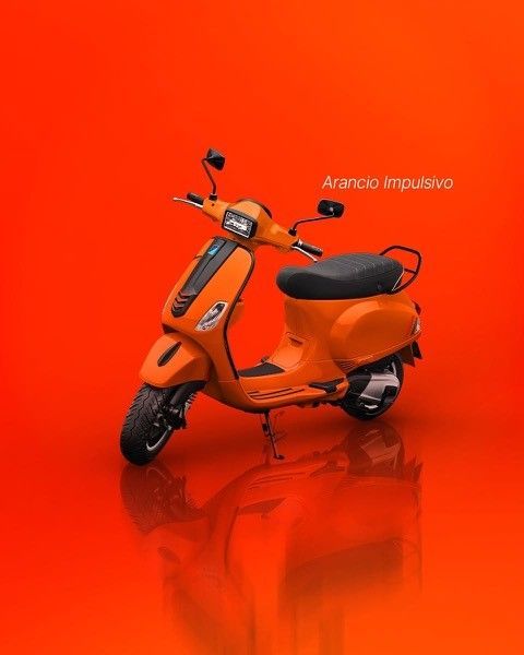 Orangefarbener Vespa-Roller auf reflektierendem orangefarbenem Hintergrund. Text „Arancio impulsivo“ vorhanden.
